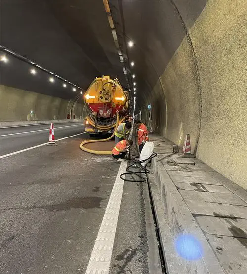 七星隧道排水渠清淤